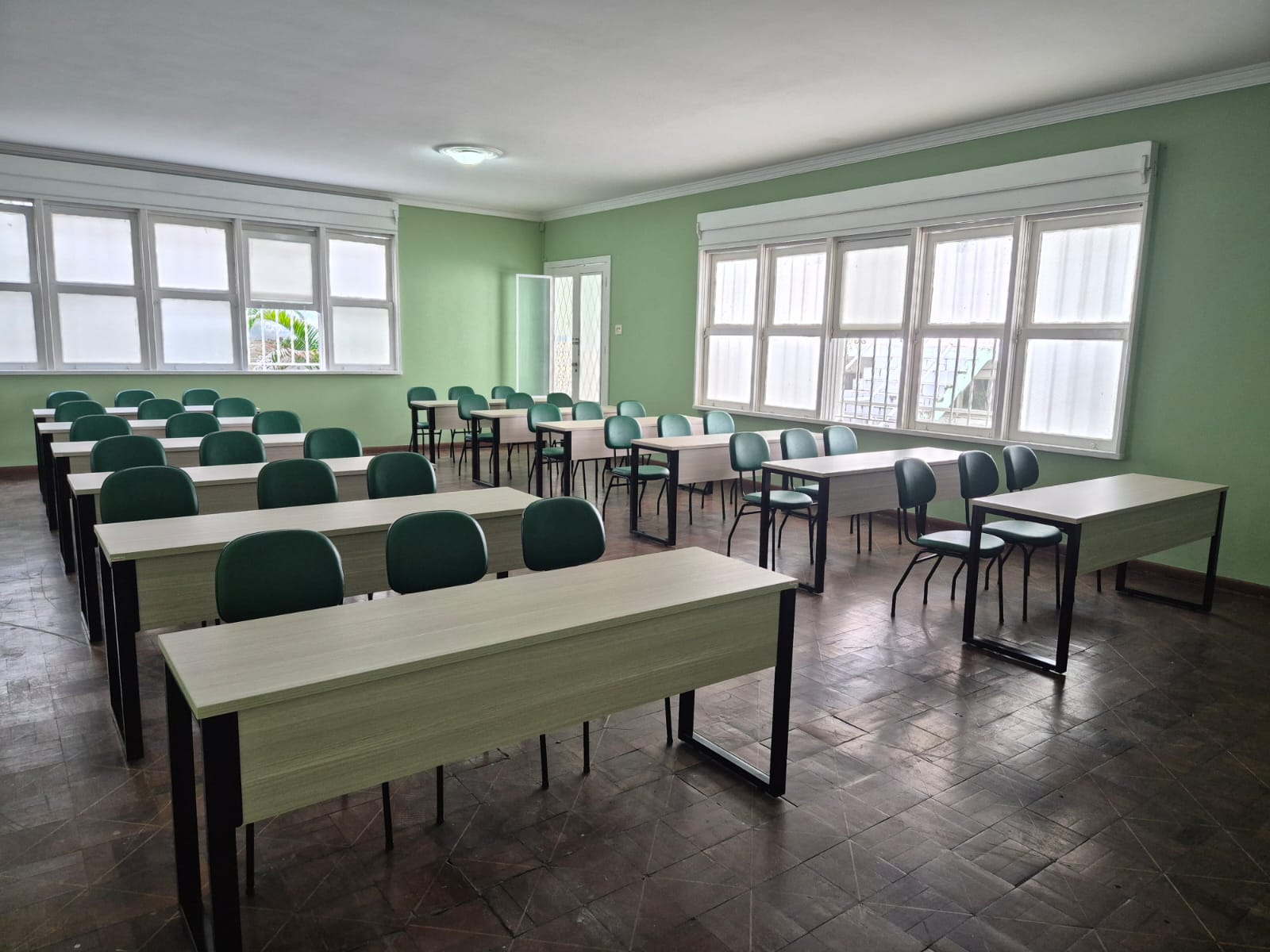 Sala de aula da Integra preparada para atividades presenciais